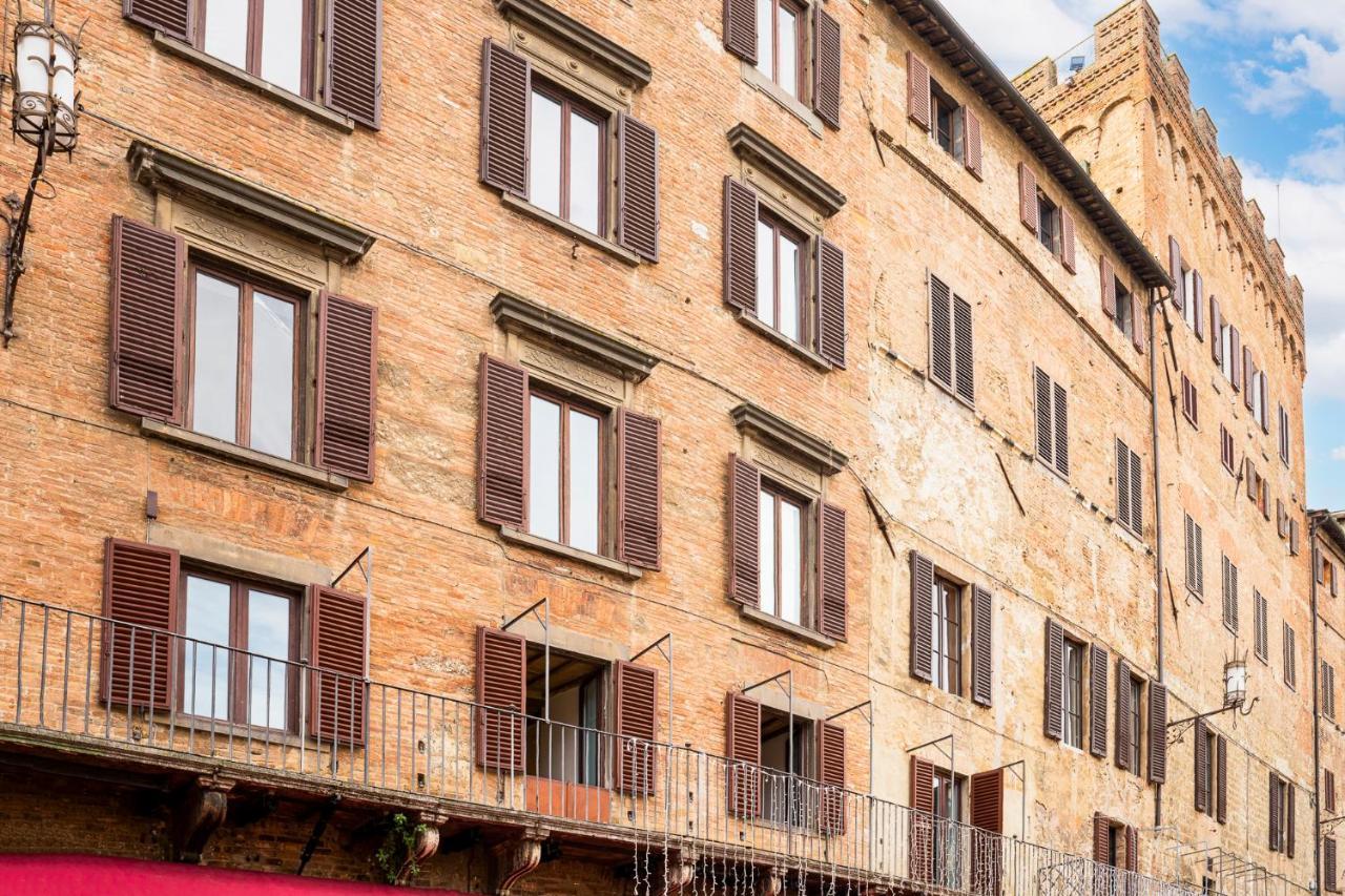 The Balcony - Piazza Del Campo Siena