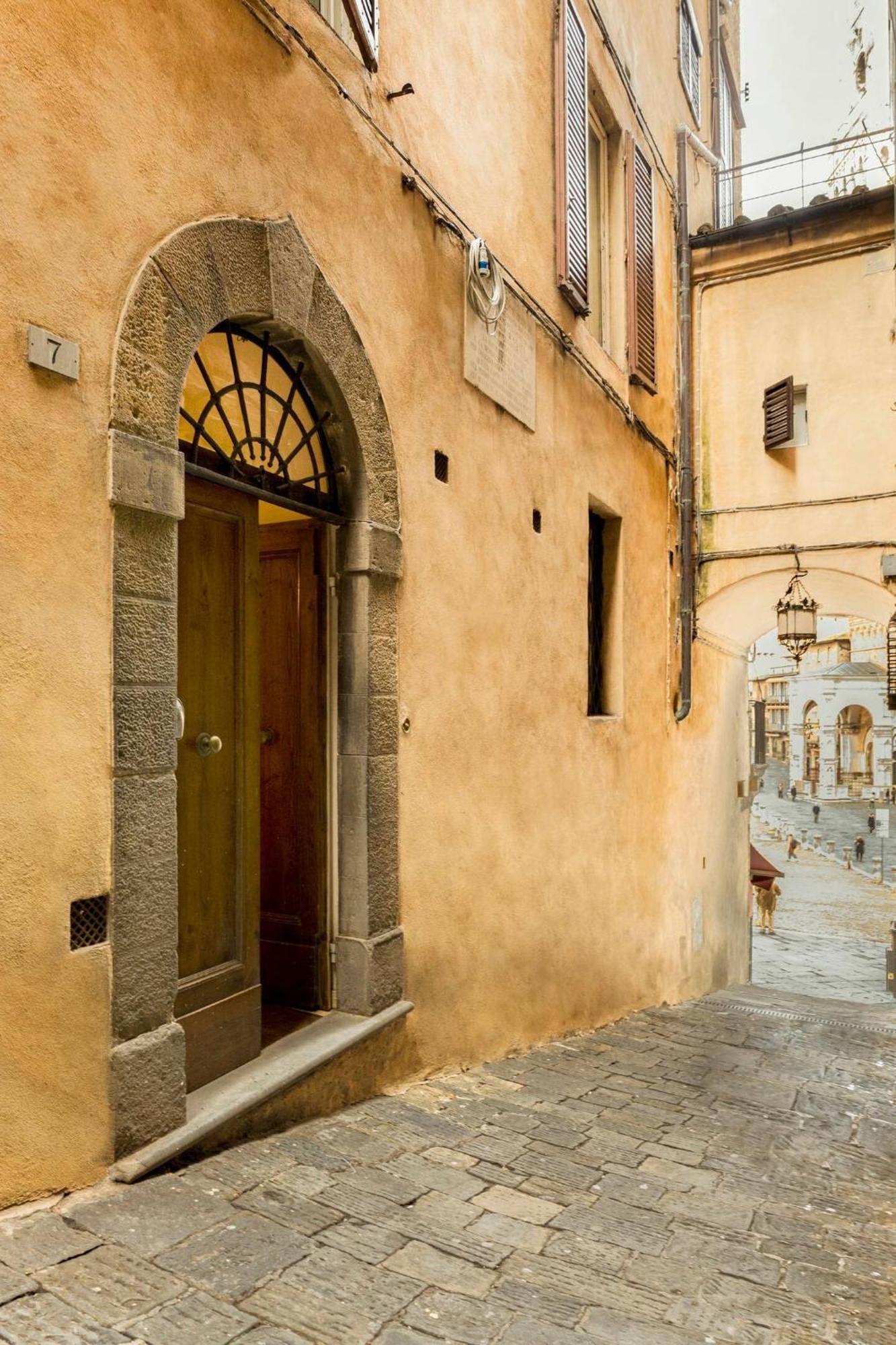 The Balcony - Piazza Del Campo